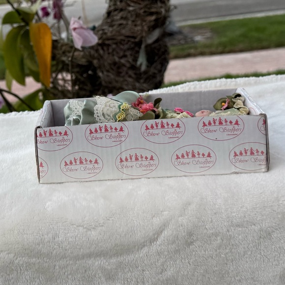 SHOW STOPPERS " LETA " PORCELAIN DOLL NEW AND NRFB 6 INCHES STANDING - Picture 6 of 9